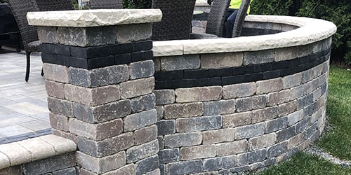 Backyard patio with stone pavers designed by Plant Garden Landscapin